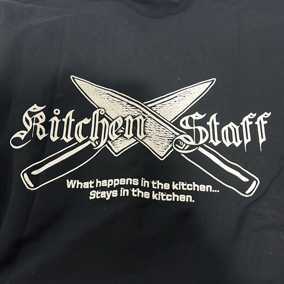 Hooters black short sleeve t with owl on front and knifes on back - Picture 2 of 2